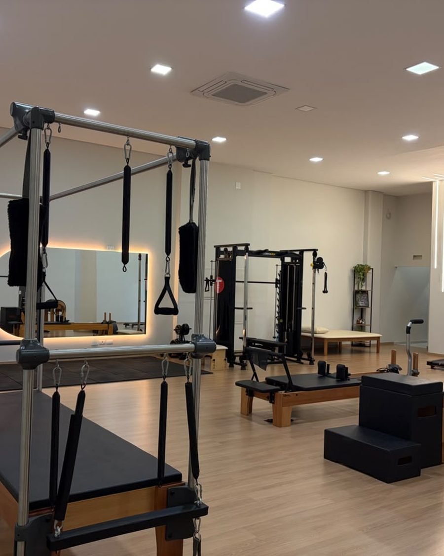 Espaço da Multiclínica em Maringá, com aparelhos e ambiente amplo