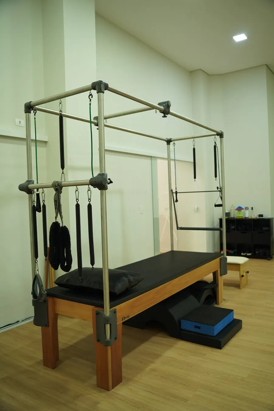 Equipamento Cadillac, usado em fisioterapia e Pilates na ProNeuro